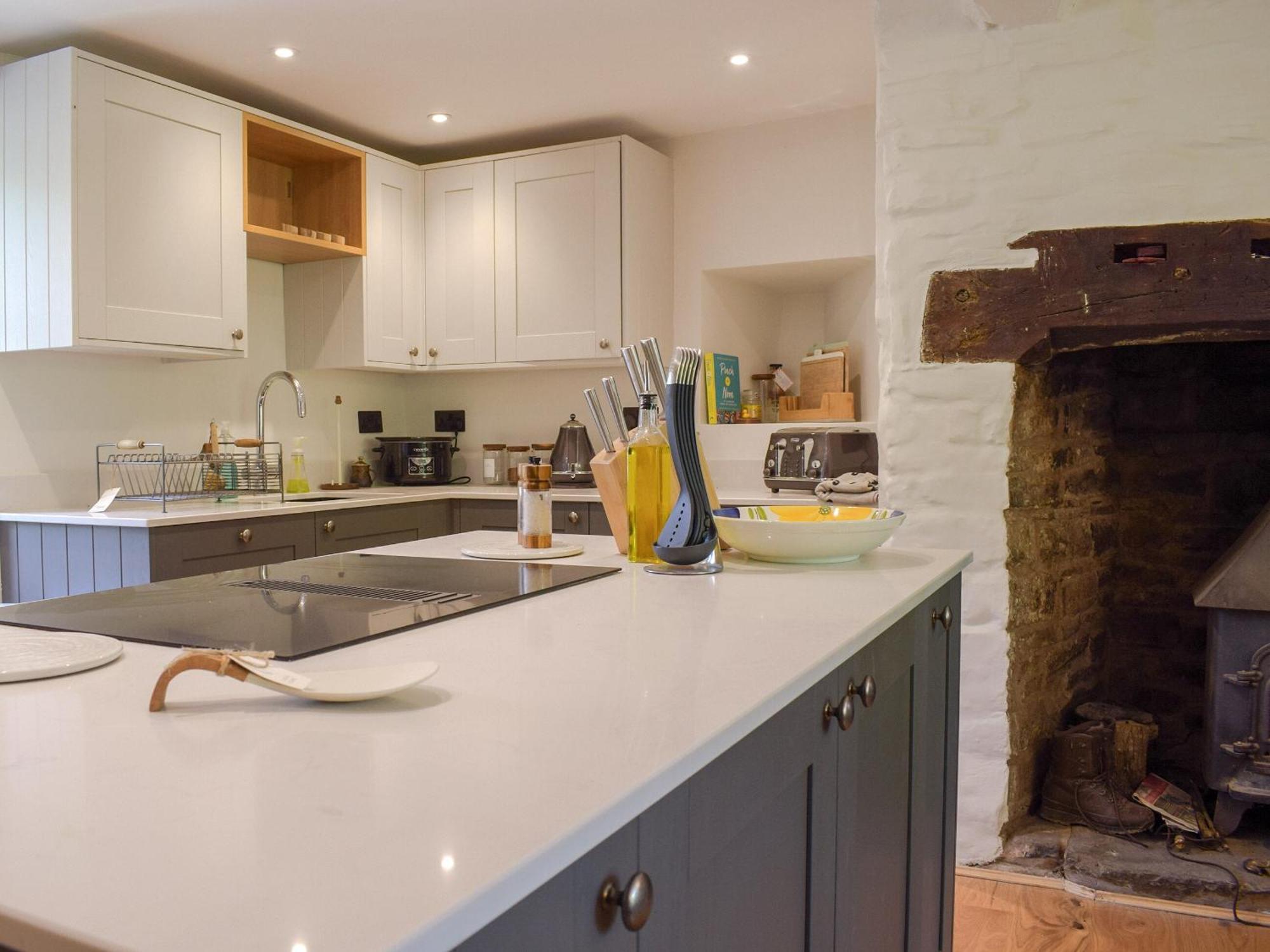 Lower Goytre Farmhouse Llanfair Waterdine Eksteriør billede